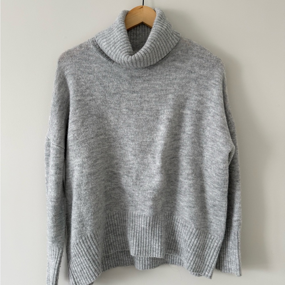 Grey Ribbed Oversized Turtleneck Sweater (size small)